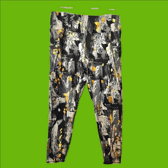 #197 TAHARI SPORT- Double Cell Pocket leggings Black Marble w/Gold. Varies Sizes - Picture 2 of 9